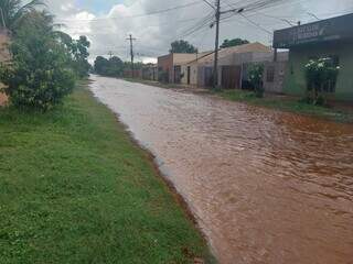 Chuva rápida deixa moradores ilhados no Jardim São Conrado: "Toda vez é isso" Chuva rápida deixa moradores ilhados no Jardim São Conrado: "Toda vez é isso"