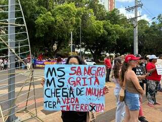 "Chega de covardia": mulheres vão às ruas no Centro contra o feminicídio "Chega de covardia": mulheres vão às ruas no Centro contra o feminicídio