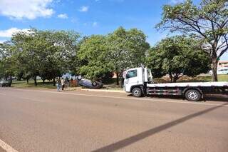 Carro capota após ser atingido por ônibus de viagem em avenida Carro capota após ser atingido por ônibus de viagem em avenida