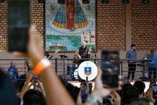 Devotos brasileiros e paraguaios lotam santuário em Dourados Devotos brasileiros e paraguaios lotam santuário em Dourados