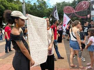 A faixa que virou denúncia: artista lembra cada nome apagado pelo feminicídio A faixa que virou denúncia: artista lembra cada nome apagado pelo feminicídio