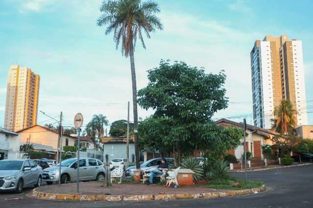 Rotatória que virou pracinha ganhou apelido cômico e carregado de interrogações