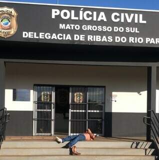 Foto de homem dormindo na porta da delegacia viraliza após show de "sofrência" Foto de homem dormindo na porta da delegacia viraliza após show de "sofrência"