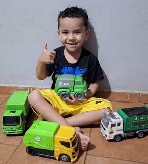 Família saiu à caça do caminhão de coleta para realizar pedido de Miguel Família saiu à caça do caminhão de coleta para realizar pedido de Miguel