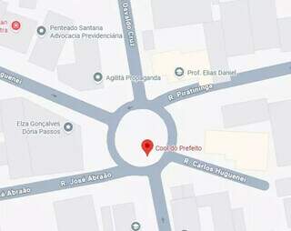 Rotatória que virou pracinha ganhou apelido cômico e carregado de interrogações Rotatória que virou pracinha ganhou apelido cômico e carregado de interrogações