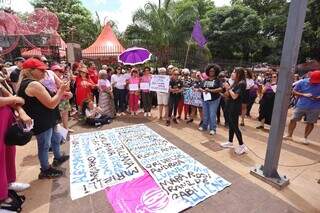 "Chega de covardia": mulheres vão às ruas no Centro contra o feminicídio "Chega de covardia": mulheres vão às ruas no Centro contra o feminicídio
