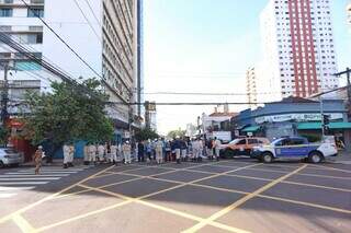 Em meio período, operação retira 14 mil metros de fios irregulares em 47 postes Em meio período, operação retira 14 mil metros de fios irregulares em 47 postes