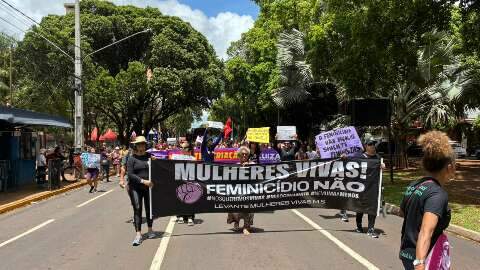 Com cartazes e discursos, mulheres v&atilde;o &agrave;s ruas lutar contra o feminic&iacute;dio 