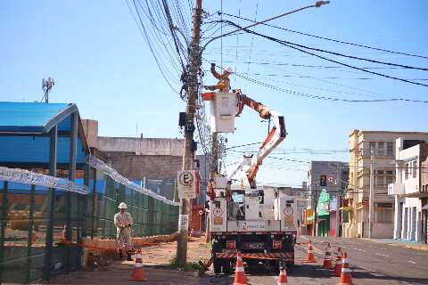 Em meio per&iacute;odo, opera&ccedil;&atilde;o retira 14 mil metros de fios irregulares em 47 postes