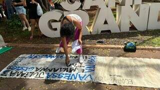 A faixa que virou denúncia: artista lembra cada nome apagado pelo feminicídio A faixa que virou denúncia: artista lembra cada nome apagado pelo feminicídio