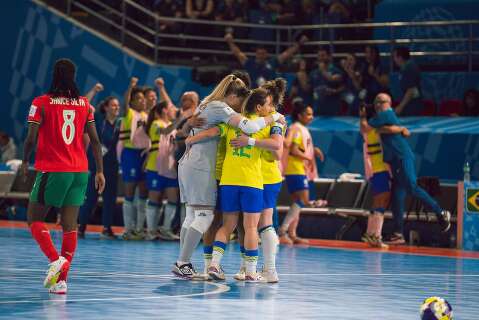 Brasil faz 3 a 0 em Portugal na decis&atilde;o e fatura ta&ccedil;a do futsal feminino