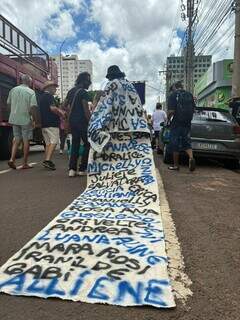 A faixa que virou denúncia: artista lembra cada nome apagado pelo feminicídio A faixa que virou denúncia: artista lembra cada nome apagado pelo feminicídio