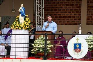 Devotos brasileiros e paraguaios lotam santuário em Dourados Devotos brasileiros e paraguaios lotam santuário em Dourados