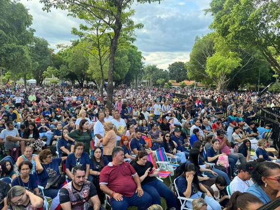 Devotos brasileiros e paraguaios lotam santu&aacute;rio em Dourados