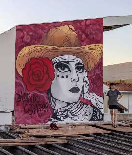 Paix&atilde;o por Ney Matogrosso virou painel gigante na Vila Carvalho 