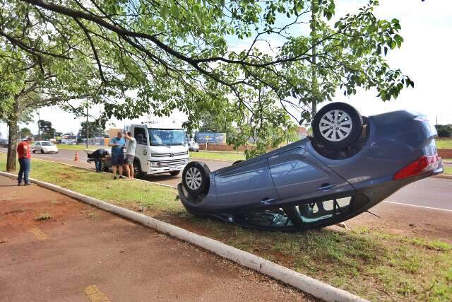 Carro capota ap&oacute;s ser atingido por &ocirc;nibus de viagem na Avenida Gury Marques