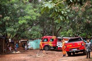 Ventania derruba &aacute;rvore sobre barraco e comunidade cobra ajuda para retirada