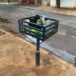 Falta de 40% do pessoal atrasa coleta de lixo em bairros de Campo Grande Falta de 40% do pessoal atrasa coleta de lixo em bairros de Campo Grande