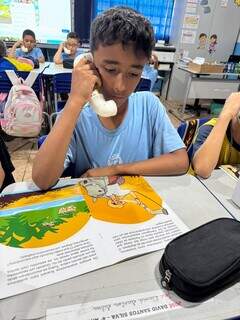 Alunos de escola rural melhoram a leitura com uso do Sussurrofone
