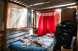 Ventania derruba &aacute;rvore sobre barraco e comunidade cobra ajuda para retirada