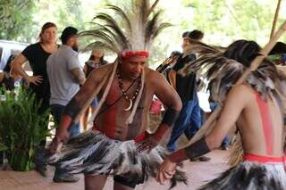 Menino que não falava terena hoje ensina o idioma e ajuda a impulsionar a aldeia Menino que não falava terena hoje ensina o idioma e ajuda a impulsionar a aldeia