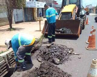 Lixo jogado nas ruas lota bocas de lobo e deixa bairros vulner&aacute;veis &agrave; enxurrada