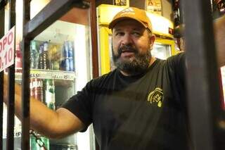 Comércio reclama de abandono após alagamento na Rua da Divisão Comércio reclama de abandono após alagamento na Rua da Divisão