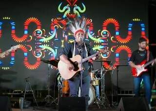 Menino que não falava terena hoje ensina o idioma e ajuda a impulsionar a aldeia Menino que não falava terena hoje ensina o idioma e ajuda a impulsionar a aldeia