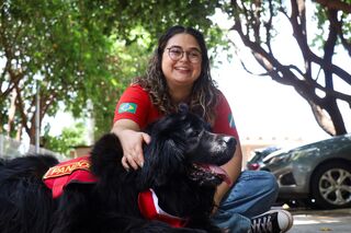 Pandora é “ursa” de 60 kg que virou bombeira e salvou a própria dona