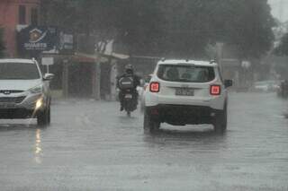 Manh&atilde; de segunda-feira termina com chuva e trovoada na Capital 