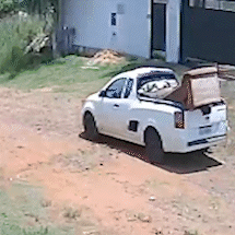 Sem vergonha das c&acirc;meras, motorista abandona sof&aacute; em terreno 