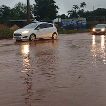 Comerciantes denunciam abandono ap&oacute;s alagamento na Rua da Divis&atilde;o