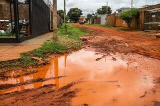 Lixo jogado nas ruas lota bocas de lobo e deixa bairros vulner&aacute;veis &agrave; enxurrada