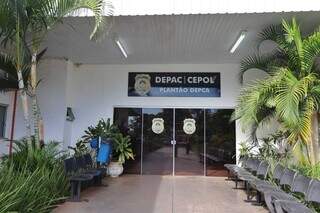 Jovem tem carro atingido por tiros ap&oacute;s desentendimento em conveni&ecirc;ncia