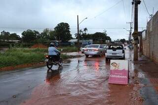 Comércio reclama de abandono após alagamento na Rua da Divisão Comércio reclama de abandono após alagamento na Rua da Divisão