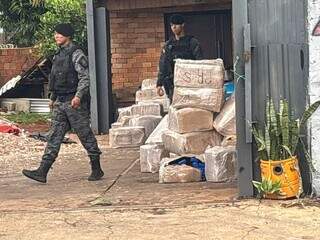 Cinco s&atilde;o presos ao descarregar caminh&atilde;o de maconha no Dan&uacute;bio Azul