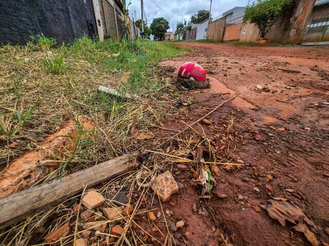 Lixo jogado nas ruas lota bocas de lobo e deixa bairros vulner&aacute;veis &agrave; enxurrada