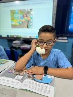 Alunos de escola rural melhoram a leitura com uso do Sussurrofone