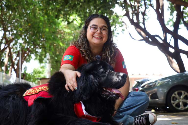 Pandora é “ursa” de 60 kg que virou bombeira e salvou a própria dona