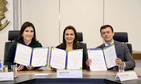 Em Bras&iacute;lia, prefeita confirma ades&atilde;o ao plano federal de equil&iacute;brio fiscal