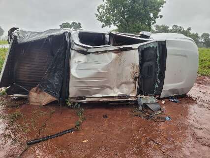 Homem que viajava com a esposa capota caminhonete e morre preso &agrave;s ferragens