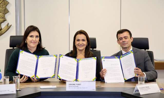 Em Bras&iacute;lia, prefeita confirma ades&atilde;o ao plano federal de equil&iacute;brio fiscal