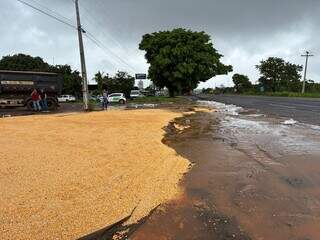 Vídeo flagra momento em que carreta tomba e atinge ônibus do Exército na BR-163 Vídeo flagra momento em que carreta tomba e atinge ônibus do Exército na BR-163