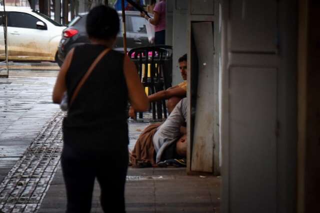 Lojistas reclamam de mau cheiro e sujeira ap&oacute;s mudan&ccedil;a de hor&aacute;rio de pra&ccedil;a
