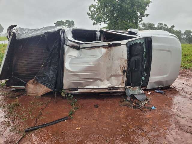 Homem que viajava com a esposa capota caminhonete e morre preso &agrave;s ferragens