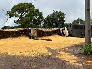 Vídeo flagra momento em que carreta tomba e atinge ônibus do Exército na BR-163 Vídeo flagra momento em que carreta tomba e atinge ônibus do Exército na BR-163