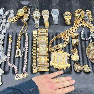 Apreensão em MS expõe símbolos do "traficante-pastor" que quer "Israel" no RJ Apreensão em MS expõe símbolos do "traficante-pastor" que quer "Israel" no RJ