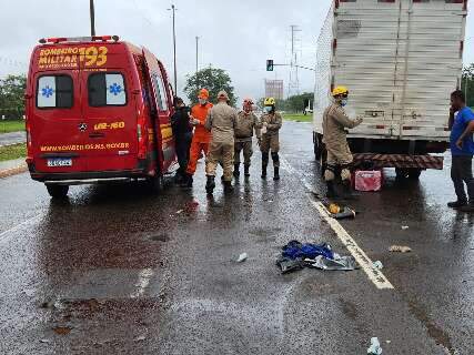 Acidente entre caminh&atilde;o e moto deixa tr&acirc;nsito lento na Avenida Jo&atilde;o Arinos