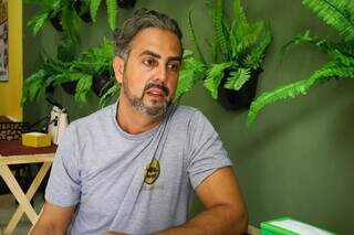 Lojistas reclamam de mau cheiro e sujeira após mudança de horário de praça Lojistas reclamam de mau cheiro e sujeira após mudança de horário de praça