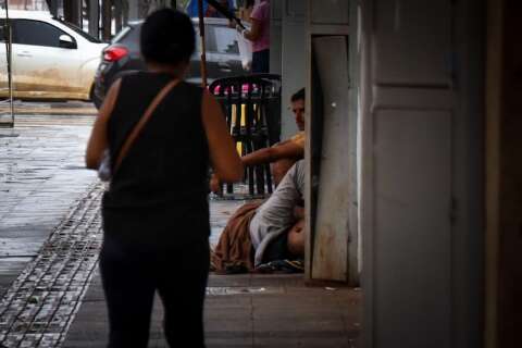 Lojistas reclamam de mau cheiro e sujeira ap&oacute;s mudan&ccedil;a de hor&aacute;rio de pra&ccedil;a